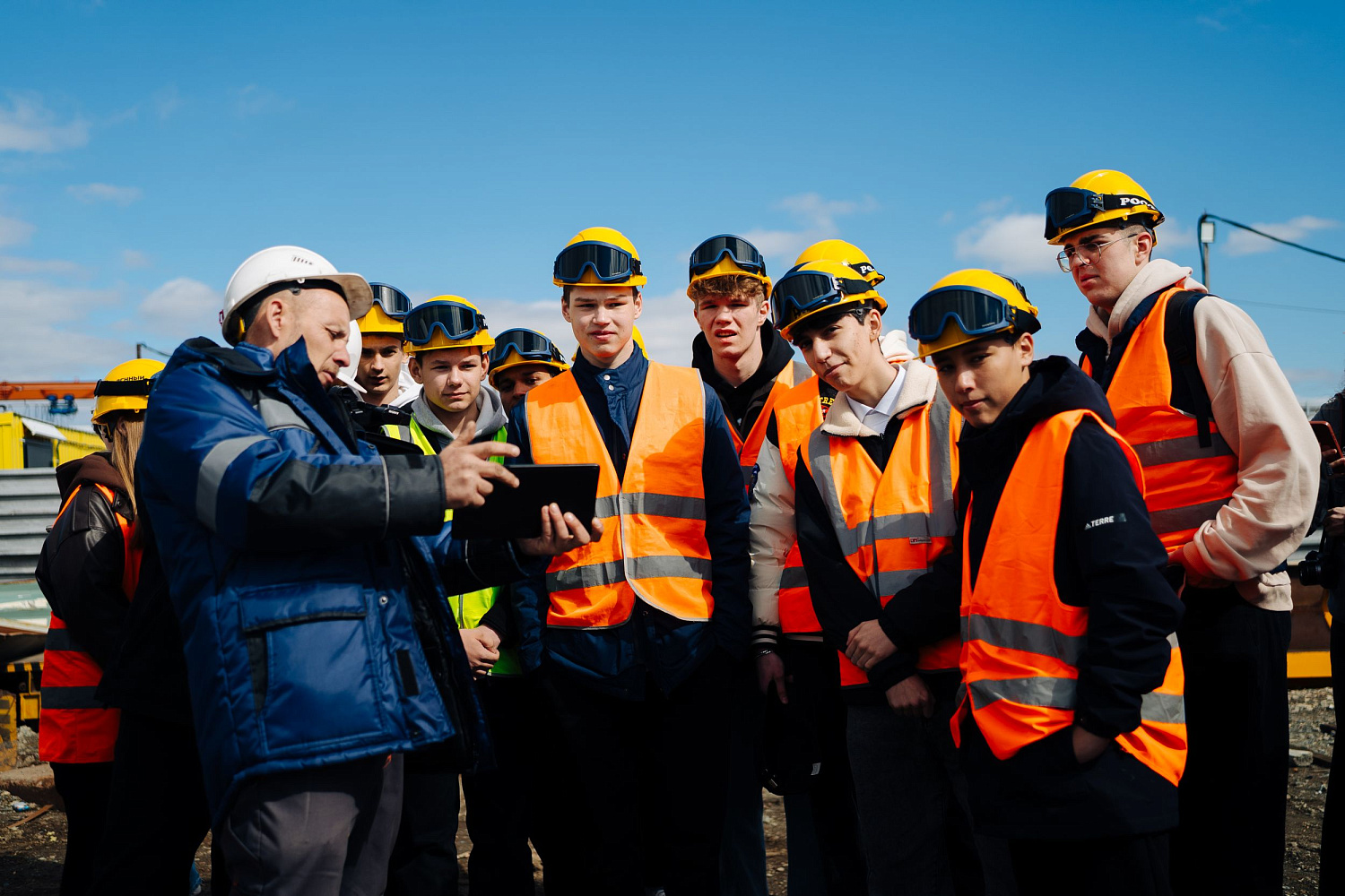 ДСТ-УРАЛ встречает профориентационную экскурсию для 40 челябинских старшеклассников