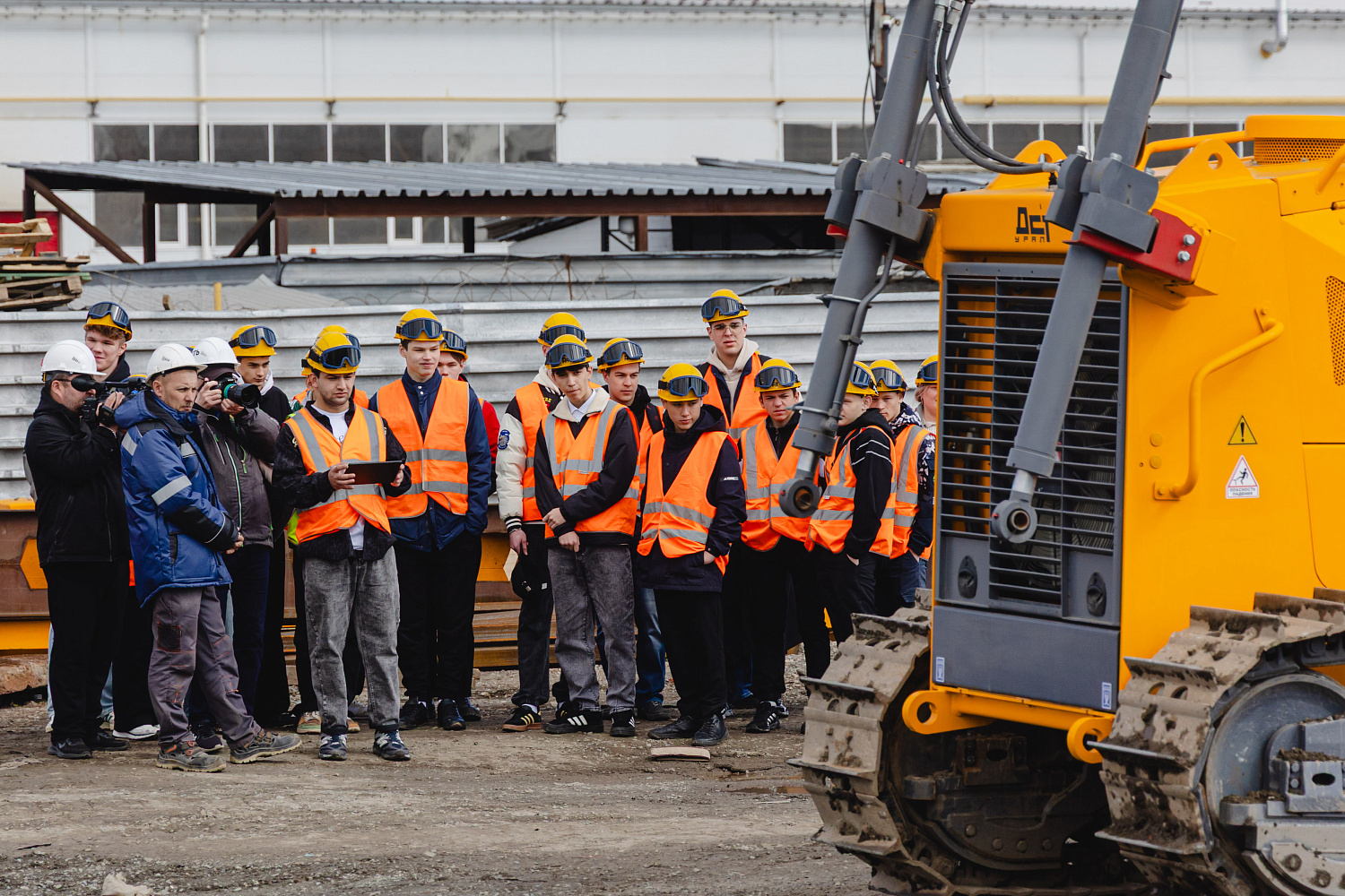 ДСТ-УРАЛ встречает профориентационную экскурсию для 40 челябинских старшеклассников